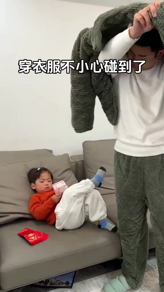 你让她小小年纪就对世界充满了怀疑