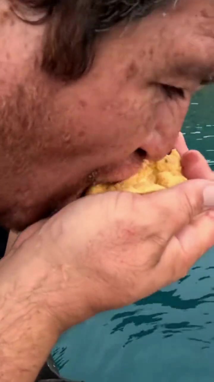 新鲜的海胆到底啥味道？看他吃的不亦乐乎