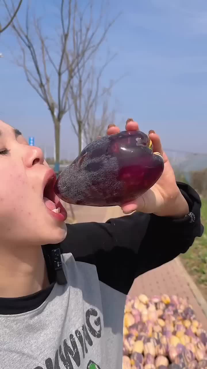 这种水果你吃过吗？看女子的表情好像不太好吃