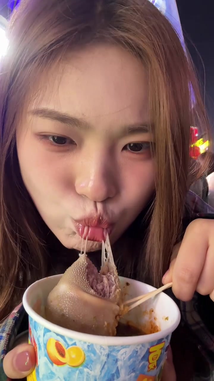 女子吃美食，说出价格的那一刻把路人都干沉默了
