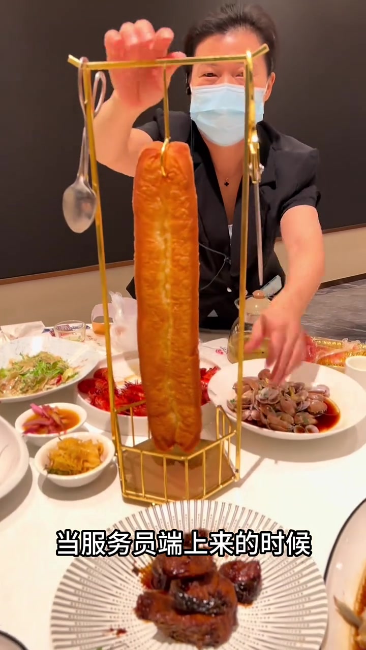 躺着的时候两块，立起来的时候两百。打一种食物