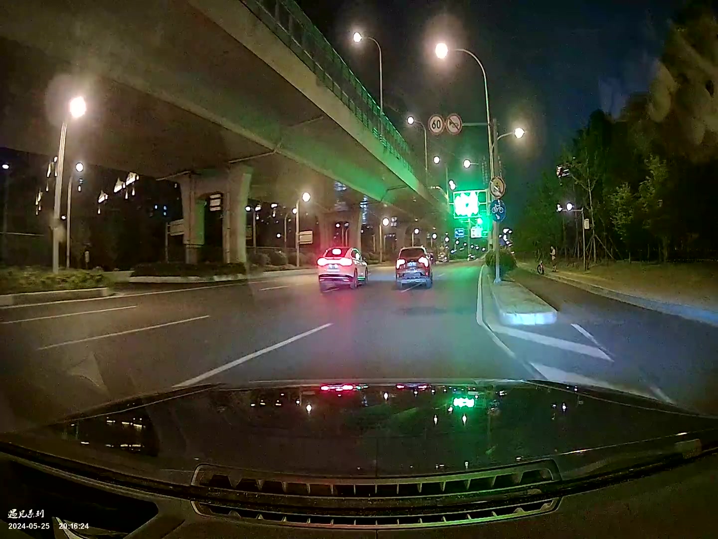 这样冲出来强行超车，司机都是咋想的啊？
