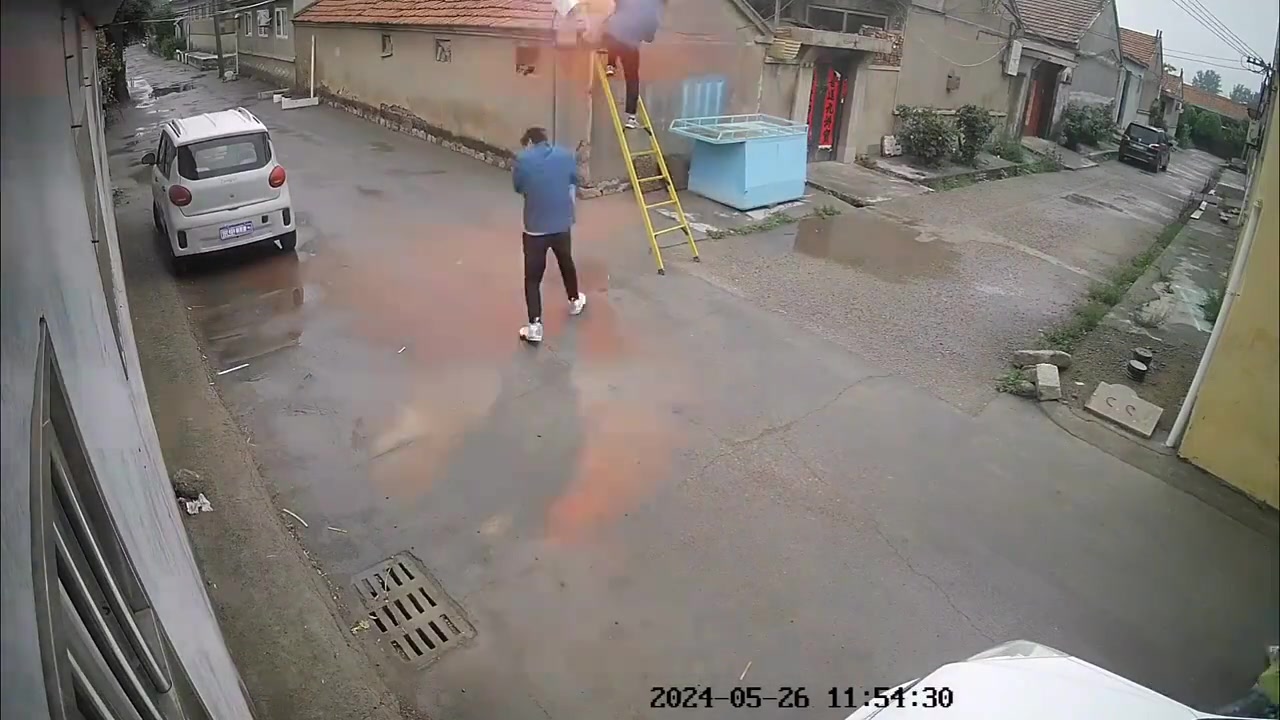 真吓人！幸亏是绝缘梯要不然人就危险了