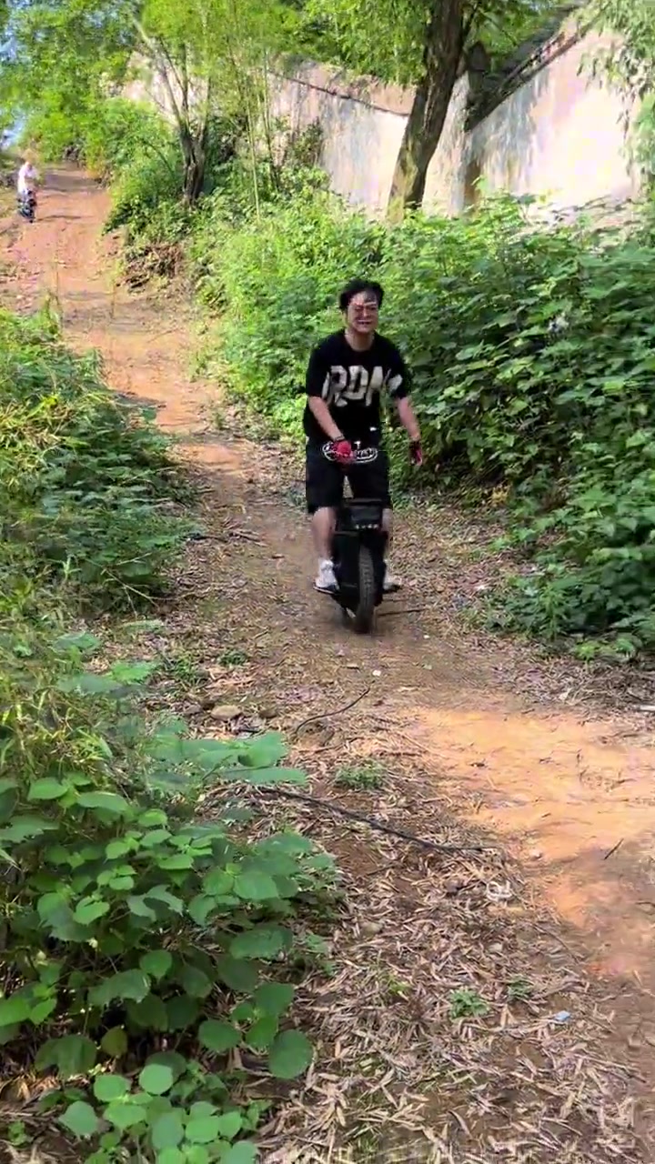 玩这么危险，小伙子忘记开飞行模式了吧？