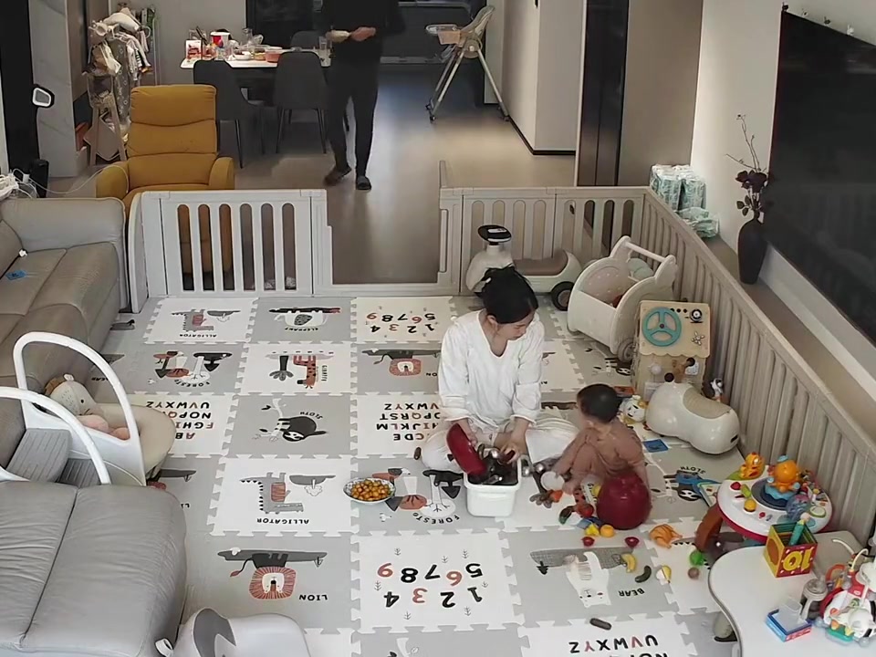 孩子：爸爸，我看你离挨揍更近一些