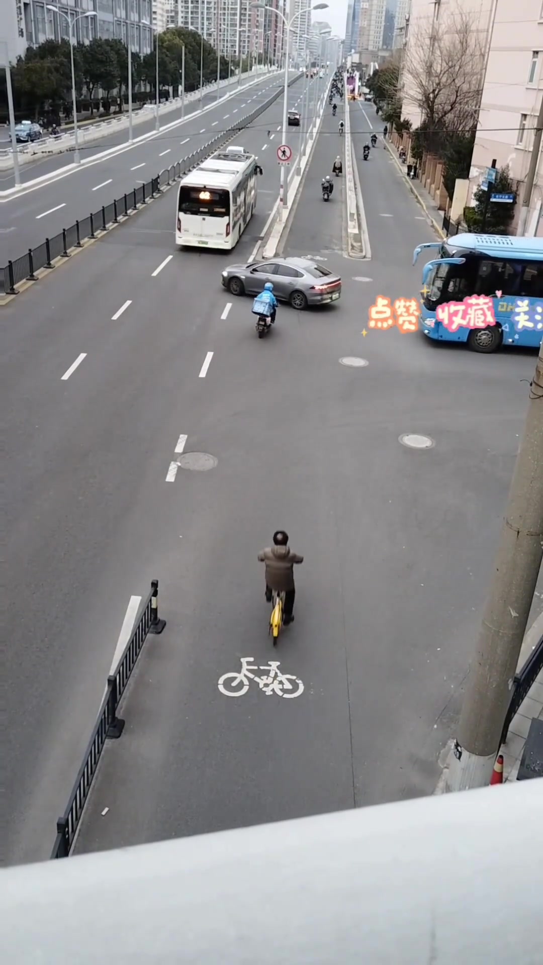 怎么就突然多出一辆车？
