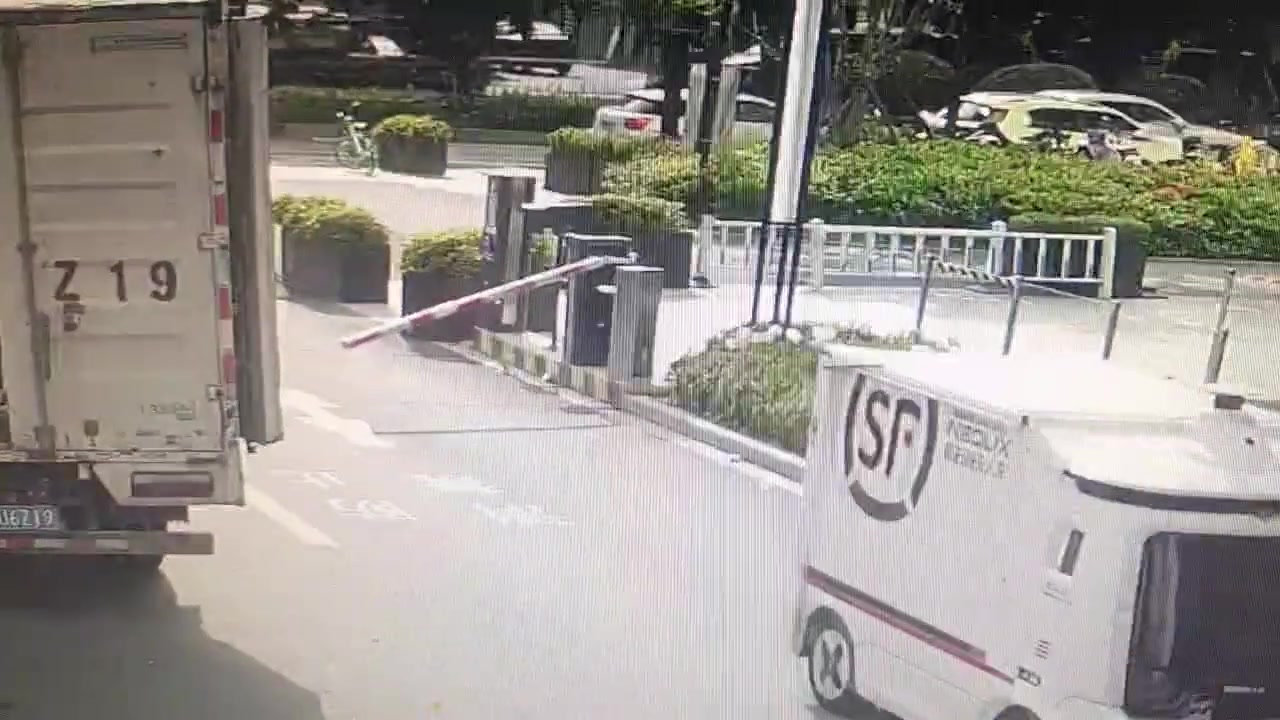 这车过减速带唯唯诺诺，看着杆子重拳出击