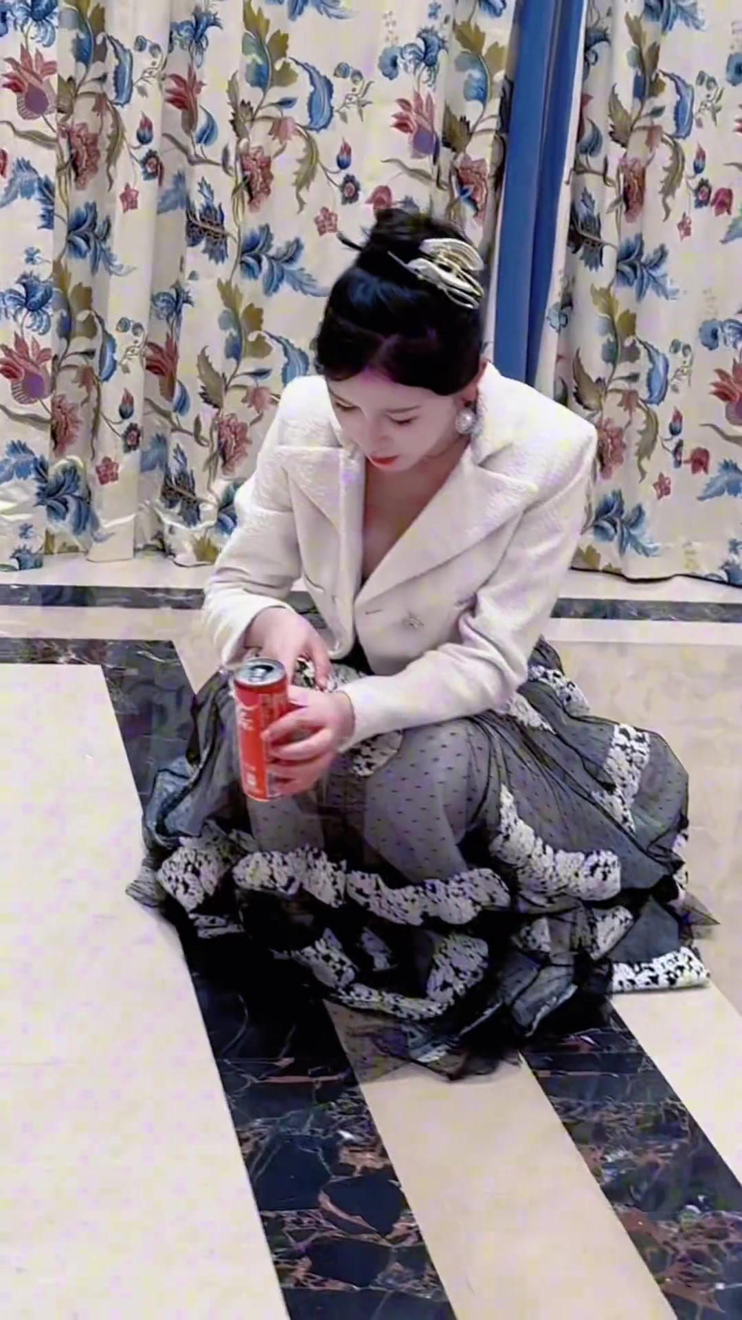 少喝点冰的啊！看她都直哆嗦了...