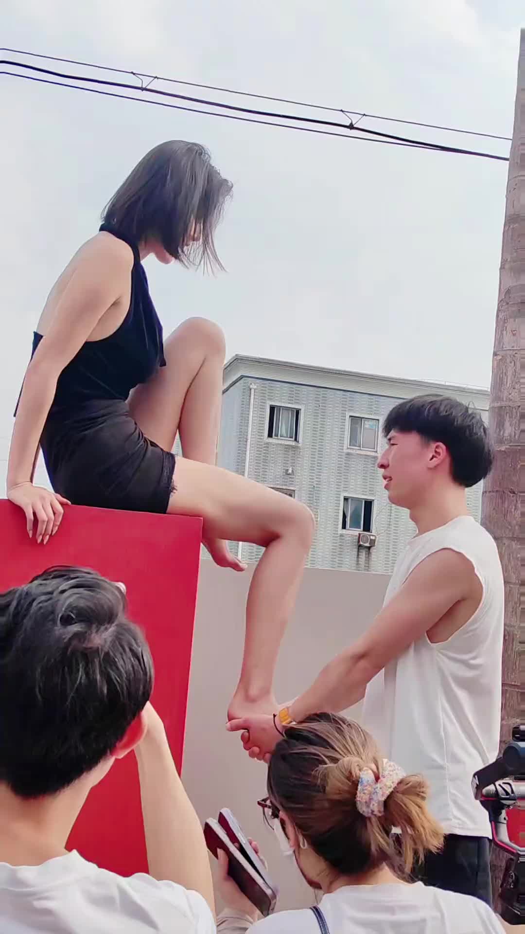 就这么点高度，她难道就不能自己下来么？！