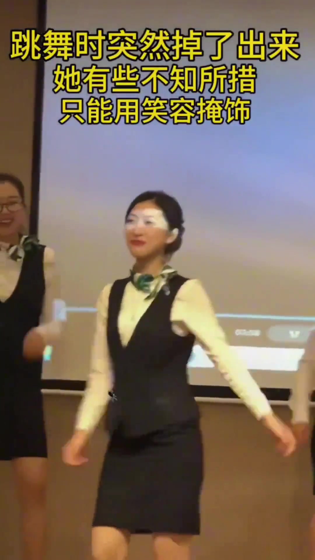 美女的什么东西掉出来了啊！？