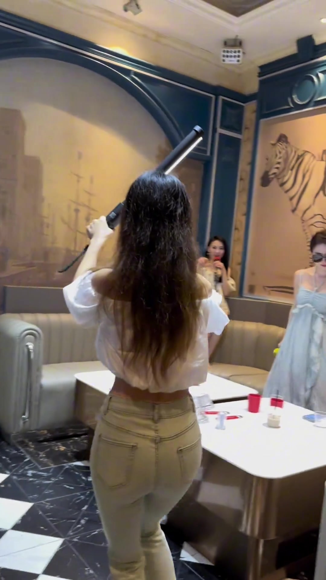KTV的正确打开方式，各种精心准备这是要搞大事啊