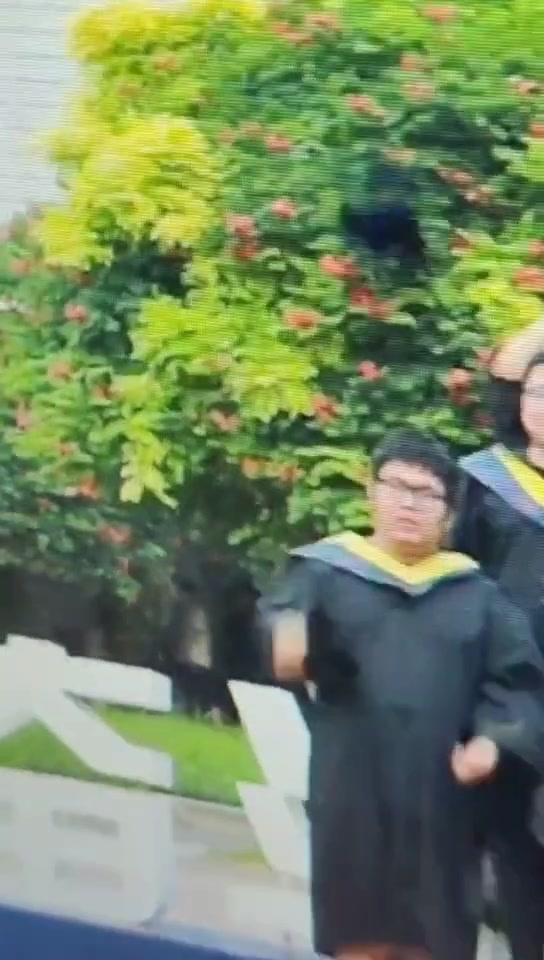 哥们是有什么心事吗？难道是没有毕业？