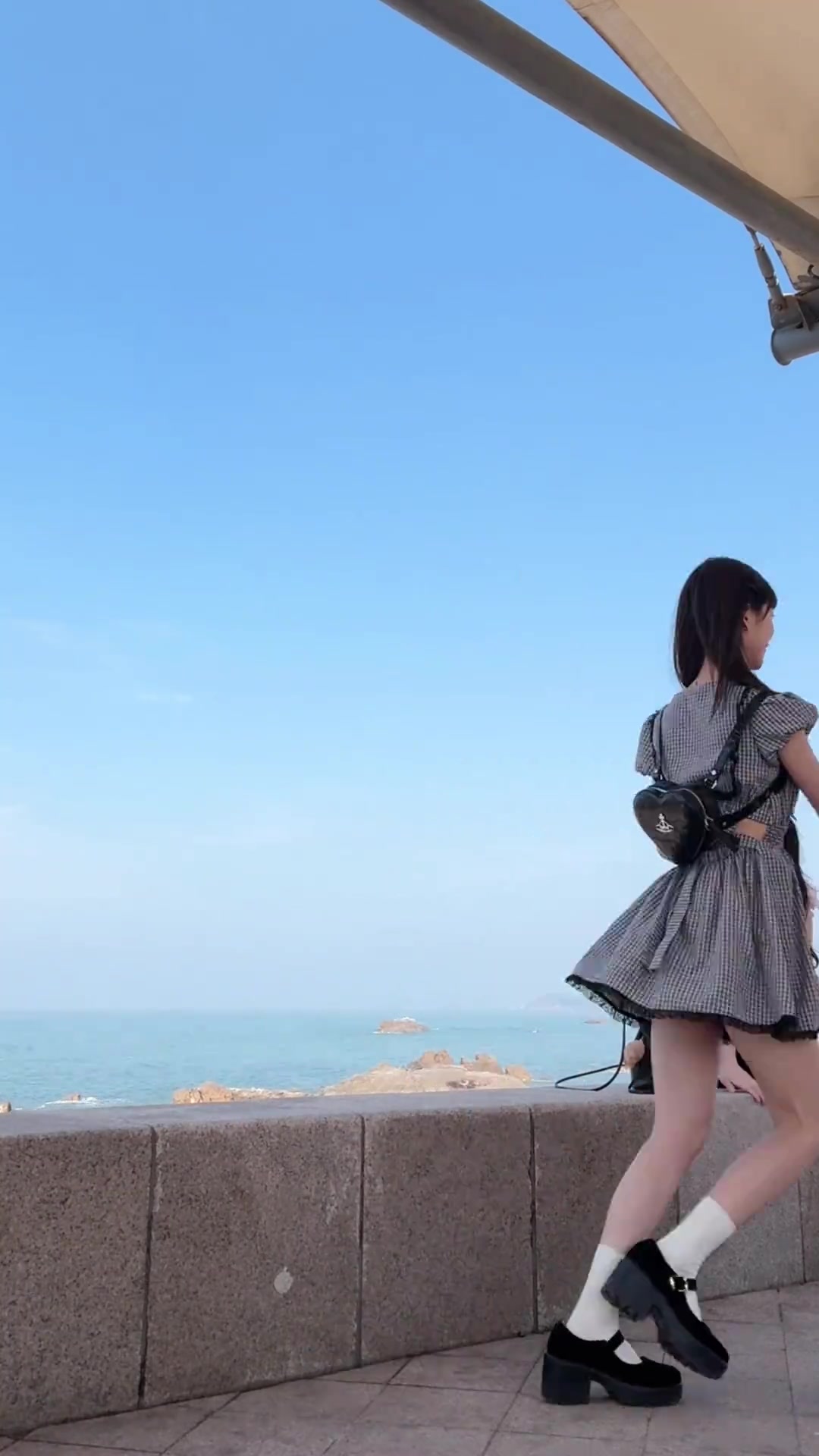 和闺蜜出去旅游，就要这么搞 显得很有技术含量~