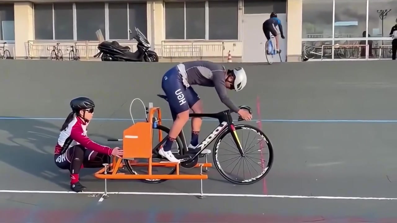 第一次看公路车弹射，好帅