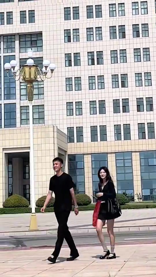 惊艳全场！教官女朋友突然来了还挺漂亮的