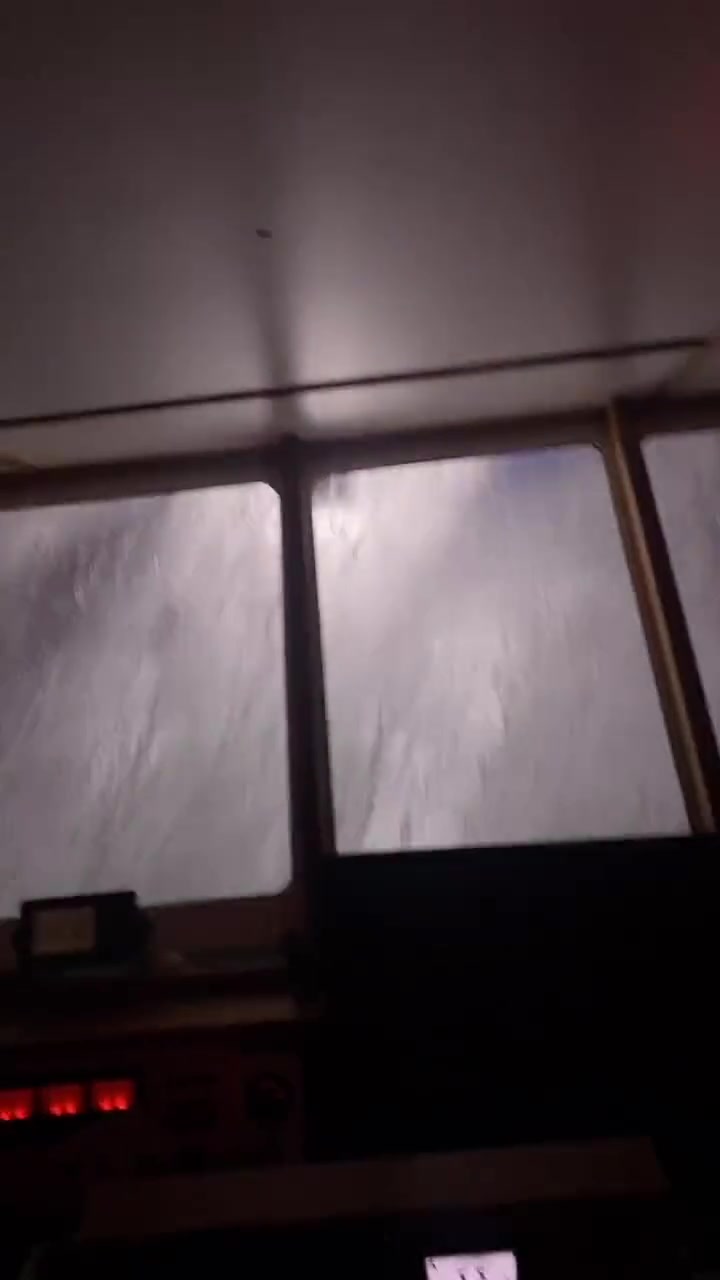 知道的是开船，不知道的还以为开潜水艇！