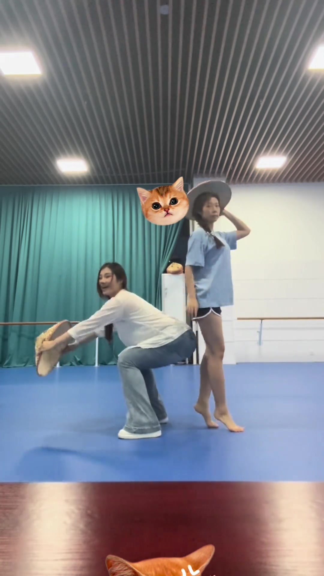 小姐姐这么轻松就用臀部顶起一个人了