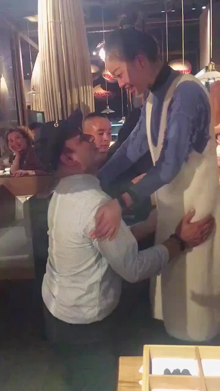 吃饭偶遇老外求婚中国美女！女主的爸妈都眼含泪花