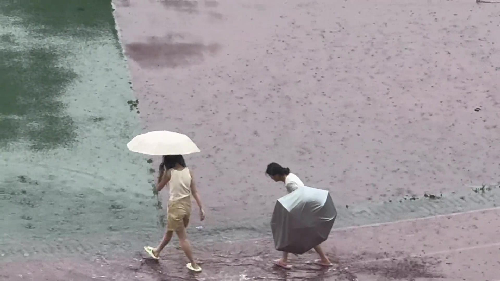 一个镜头里容纳了青春的爱情、友情和父子之情