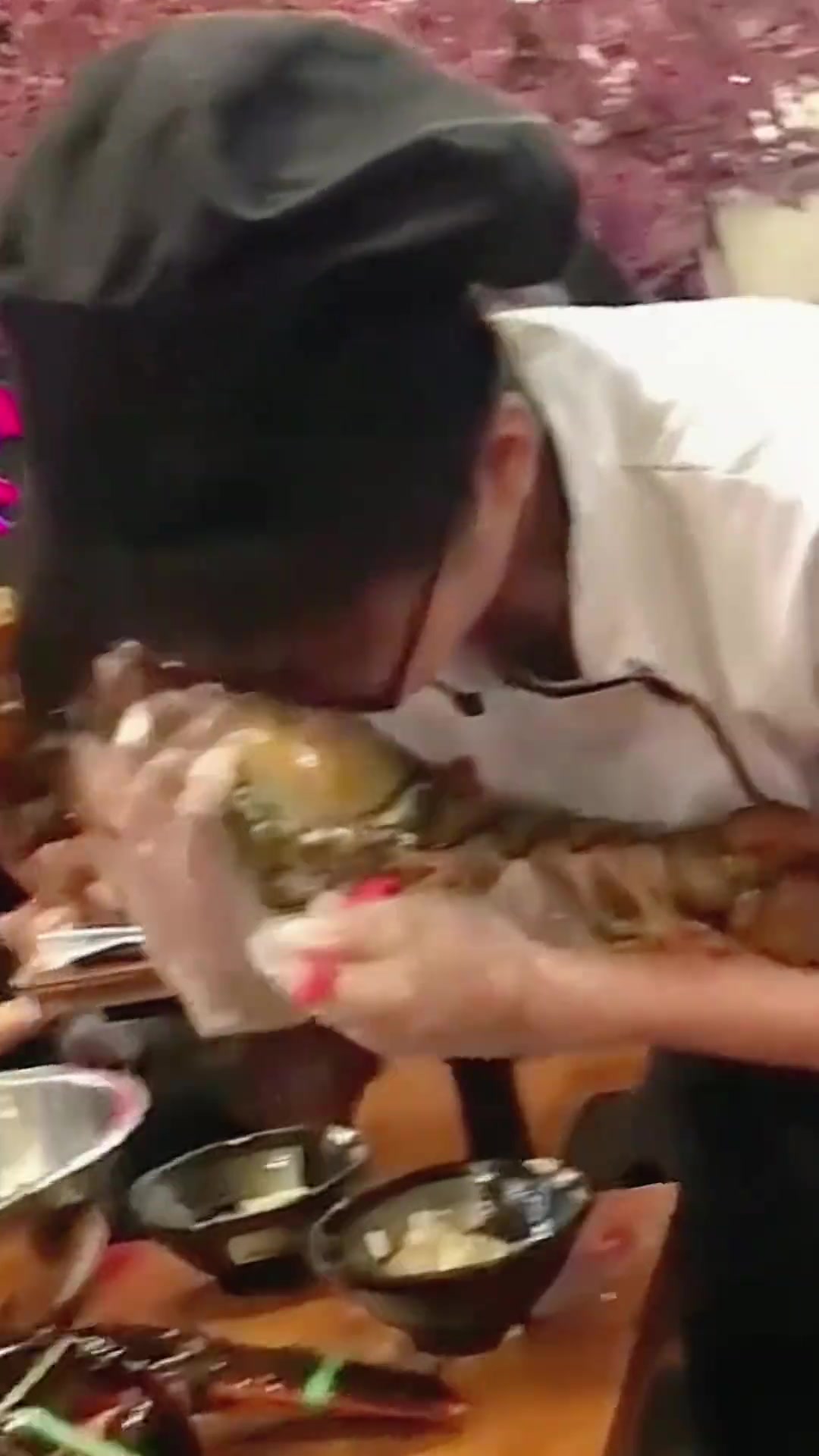 女子放龙虾尿干净利落！