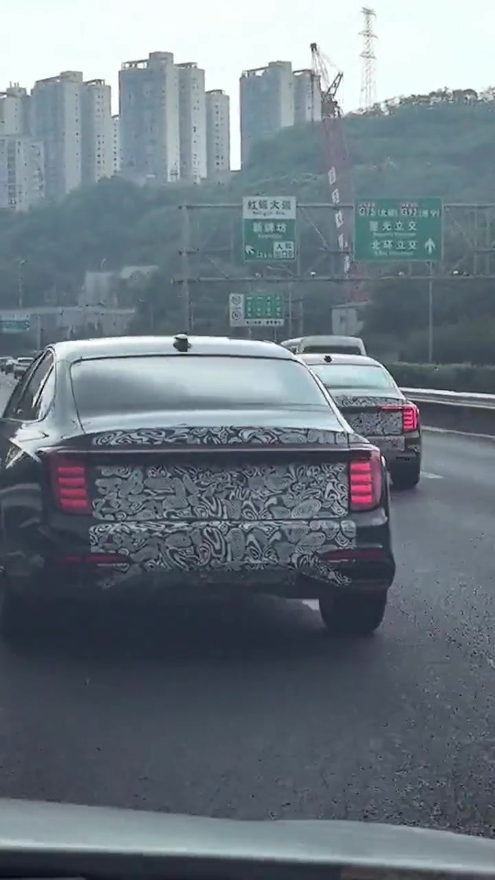 多辆遮挡车牌号的车辆行驶，这是测试车吗？