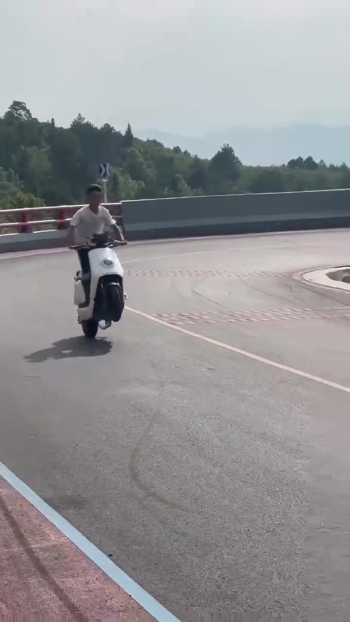 这样摔倒还能直接站起来的？？