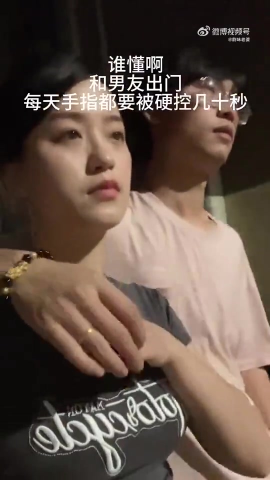 小情侣出门，男生的手很不老实！！