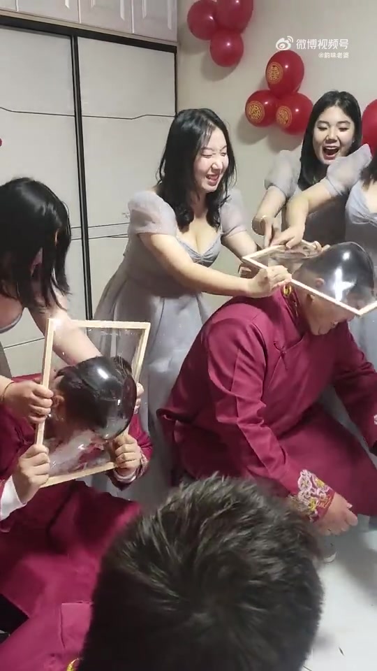 伴娘真是恨不得把伴郎按到地上啊