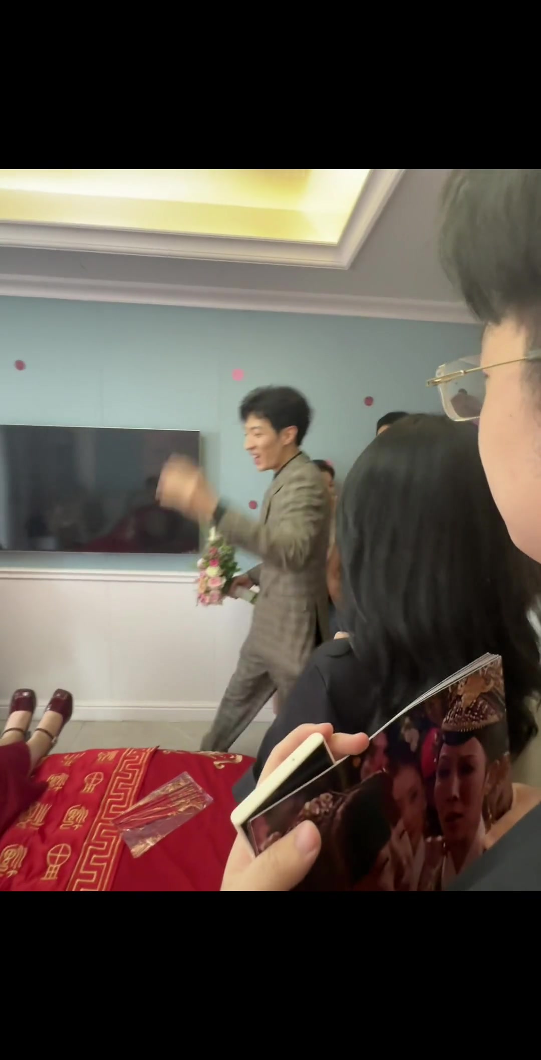 他是踩着啥进来的啊，怎么这么丝滑跟轻功一样
