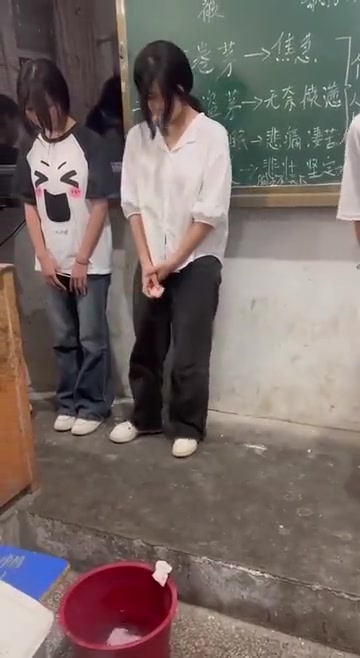 学生的手机就这样丢水桶里了？？