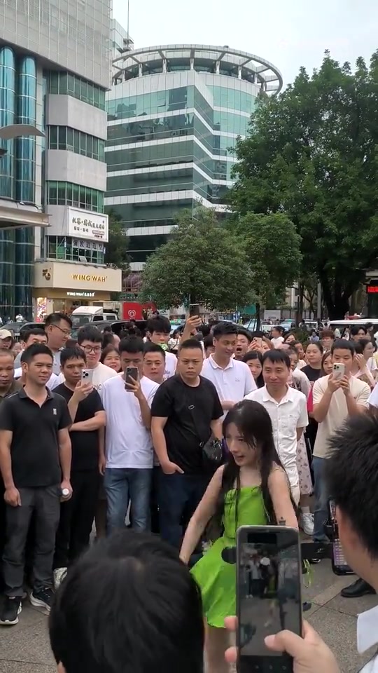 路人视角下的网红直播现场，说实话略显尴尬