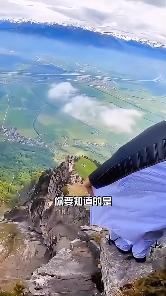 科普一下：翼装飞行为什么要戴头盔