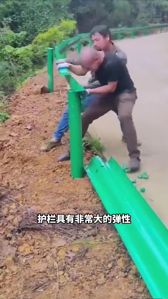 路边的护栏为什么具有那么大的弹性？