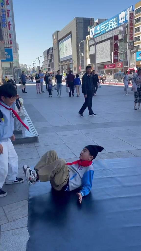 怎么把这五个孩子从五个不同的学校聚集起来的