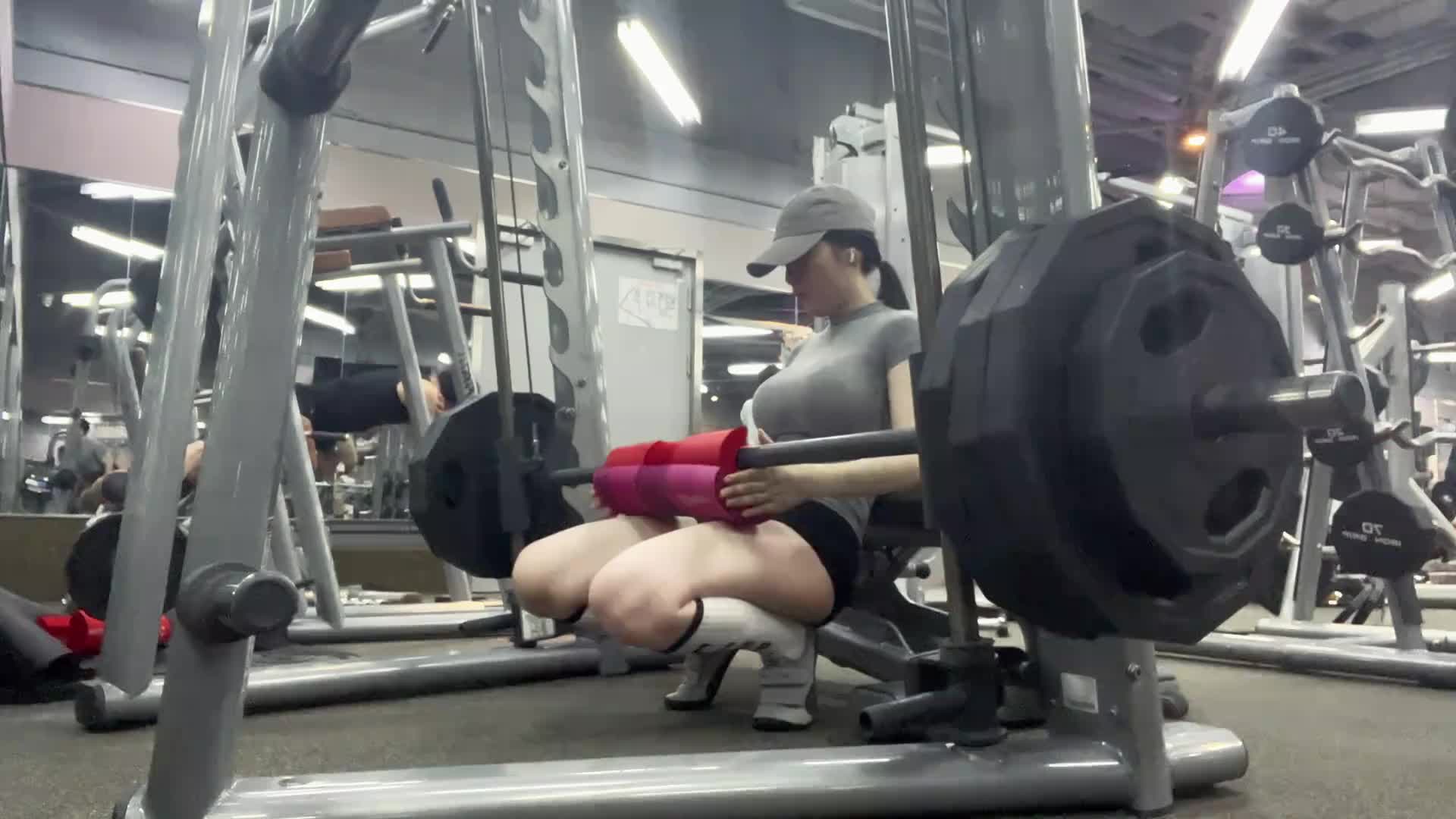 从美女的大腿看得出来是练过的