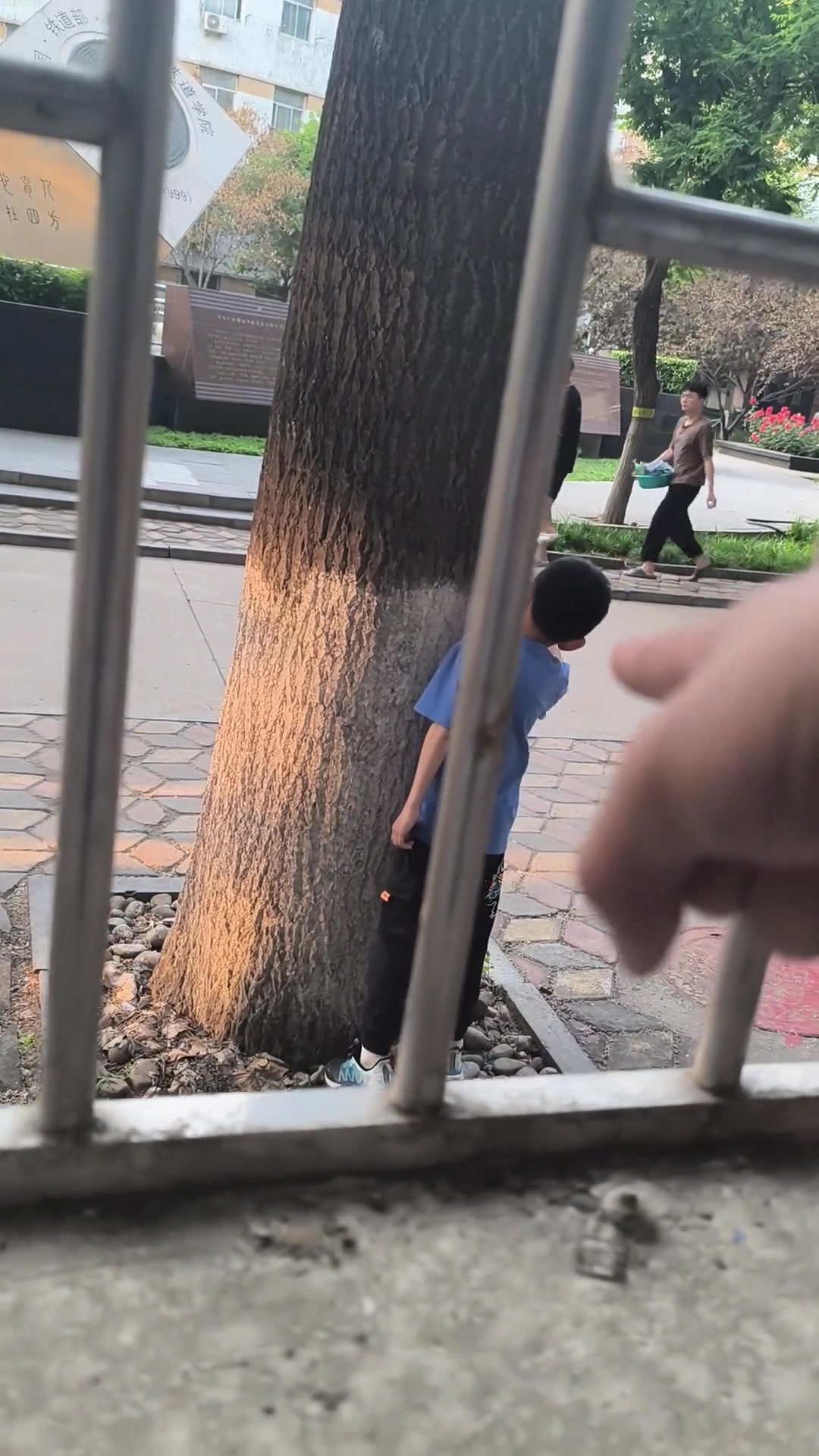小孩玩捉迷藏突然被路人出卖，小孩人都傻了