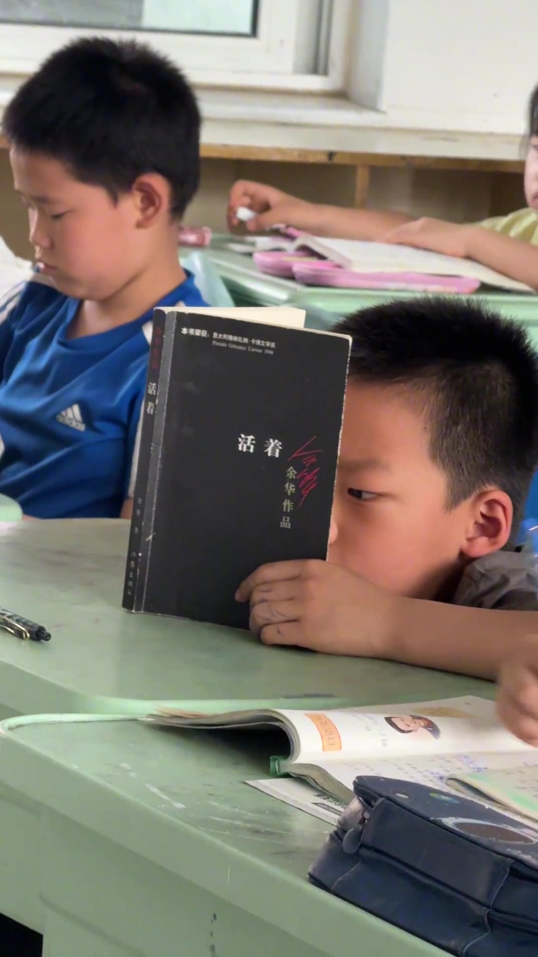小学生小小年纪就开始看《活着》这么成熟的书了