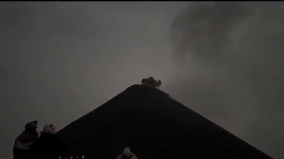 火山爆发的时候正好来了，一道闪电，奇观！