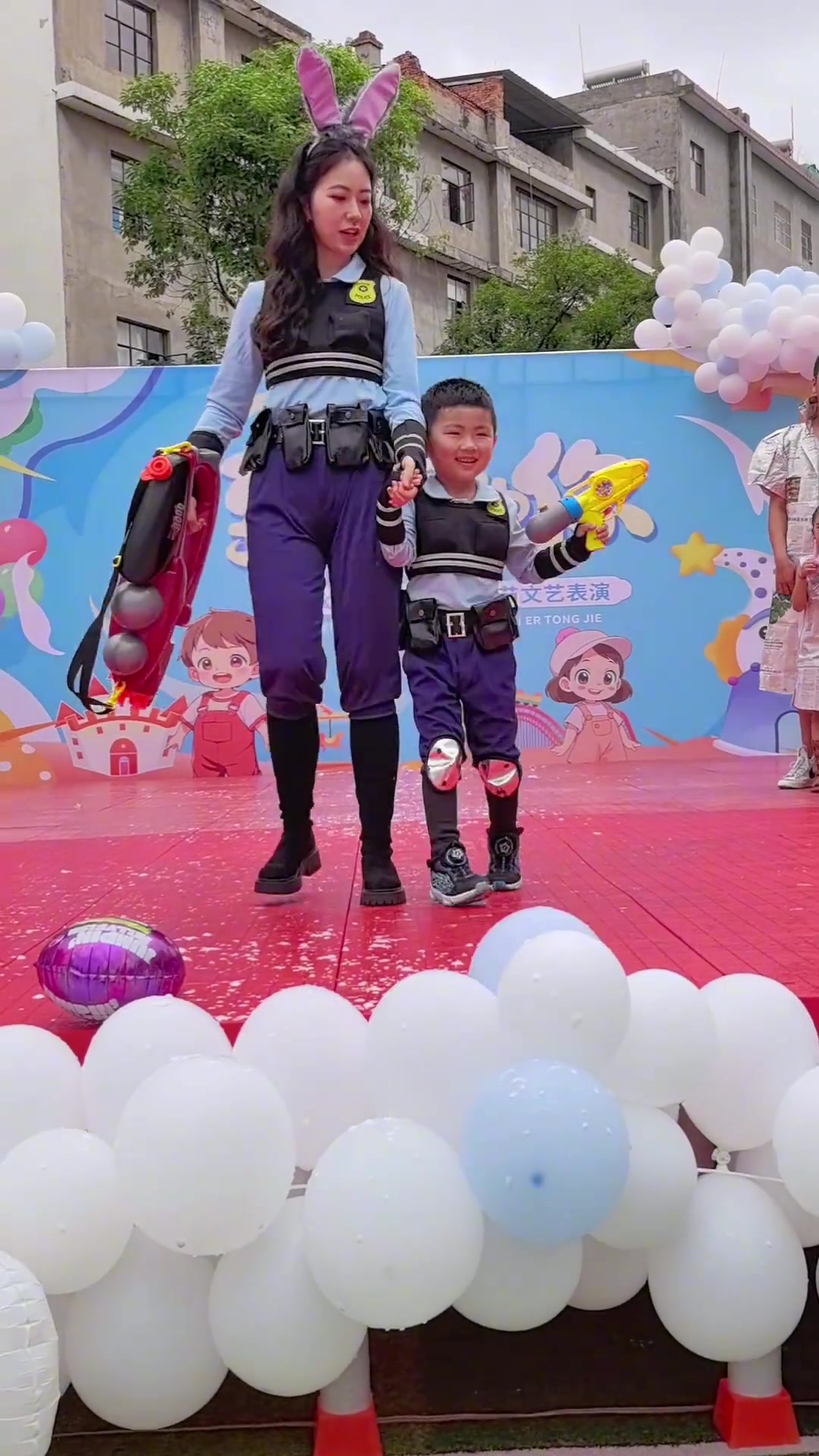 看这妈妈也是风韵犹存啊