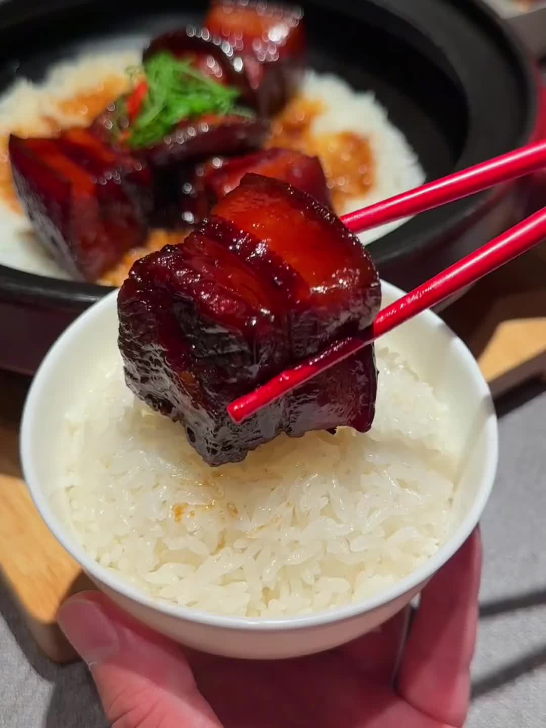 晚上吃 红烧肉拌饭