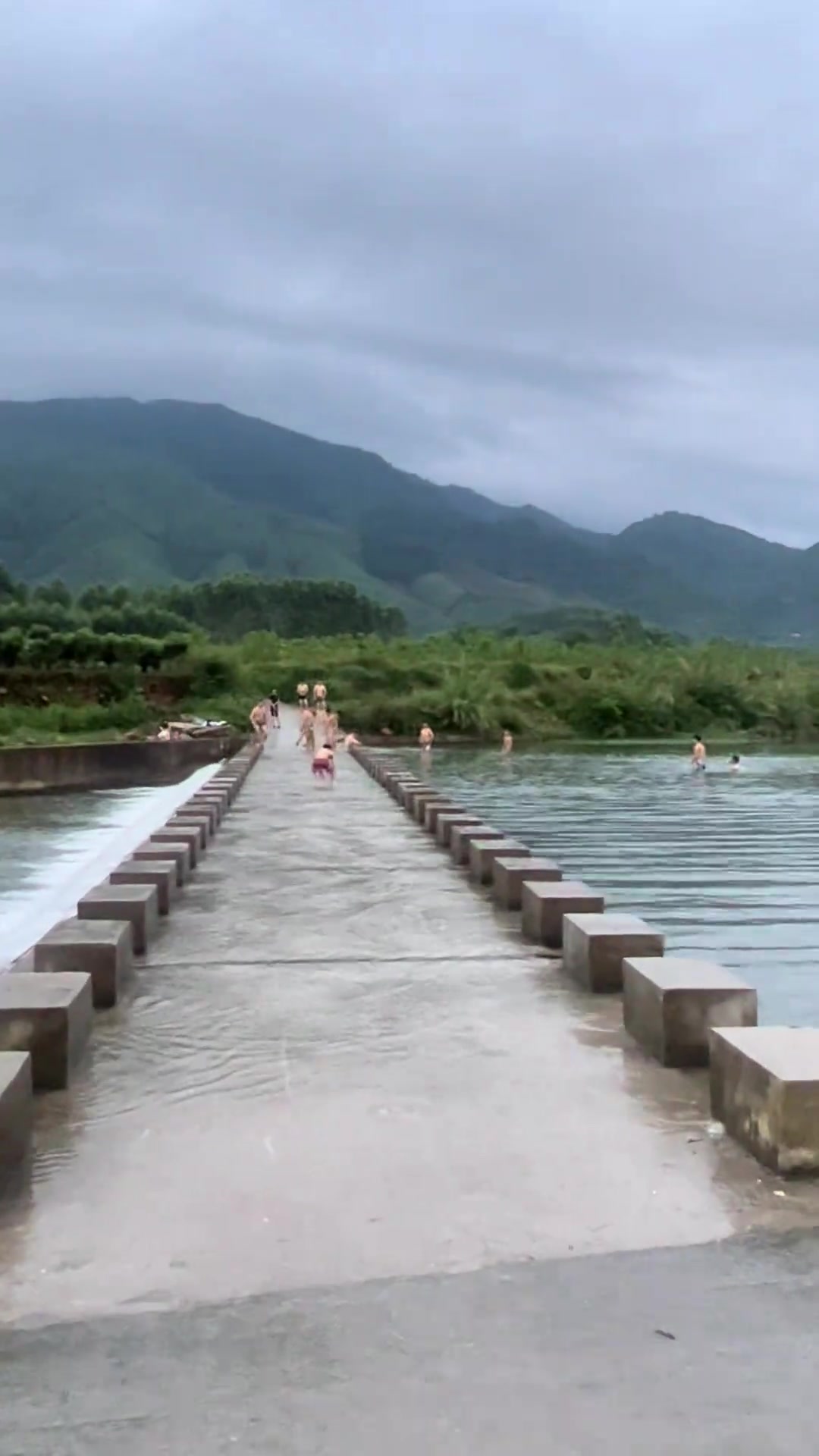 两个女生混进去玩水不太好吧