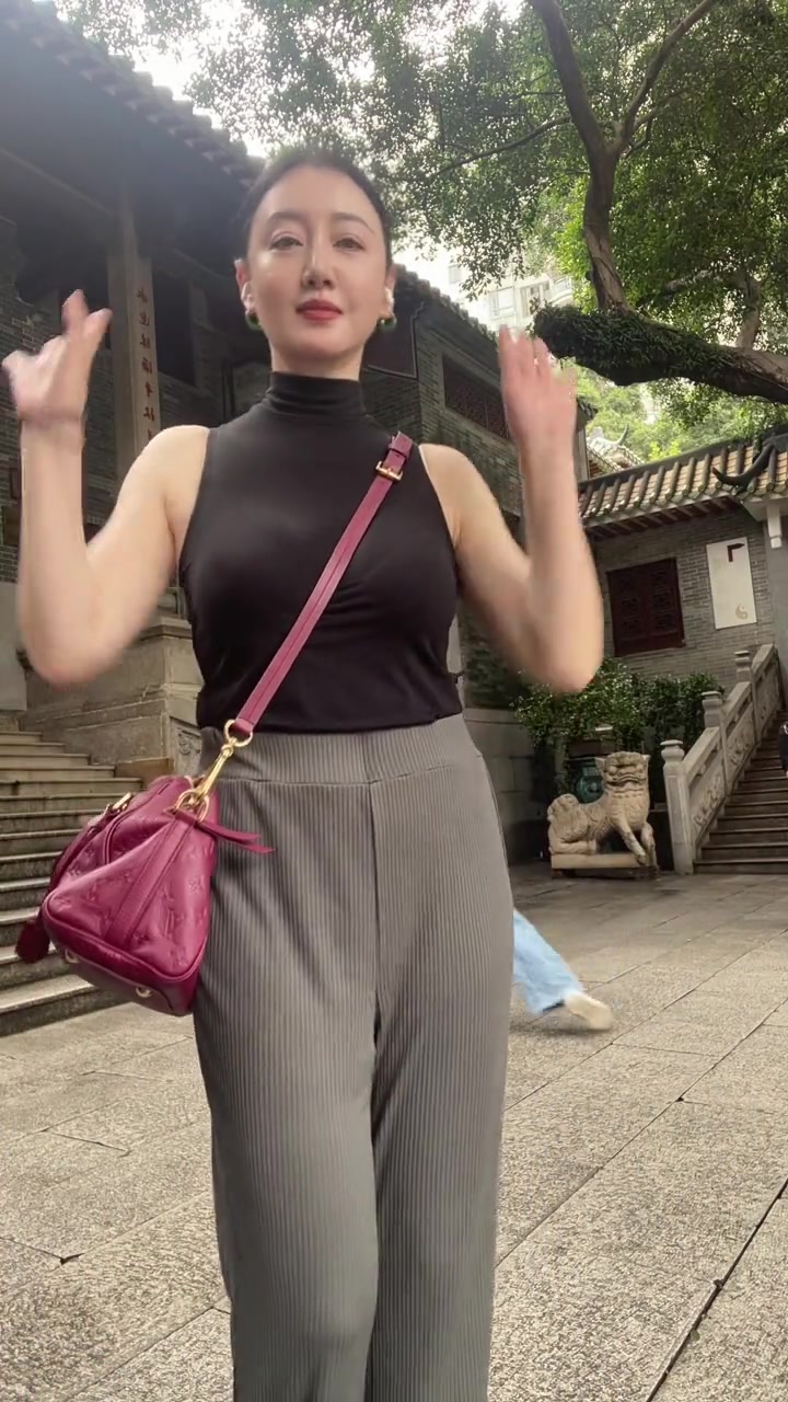 大姐姐是第一次拍视频吗，有点放不开呀