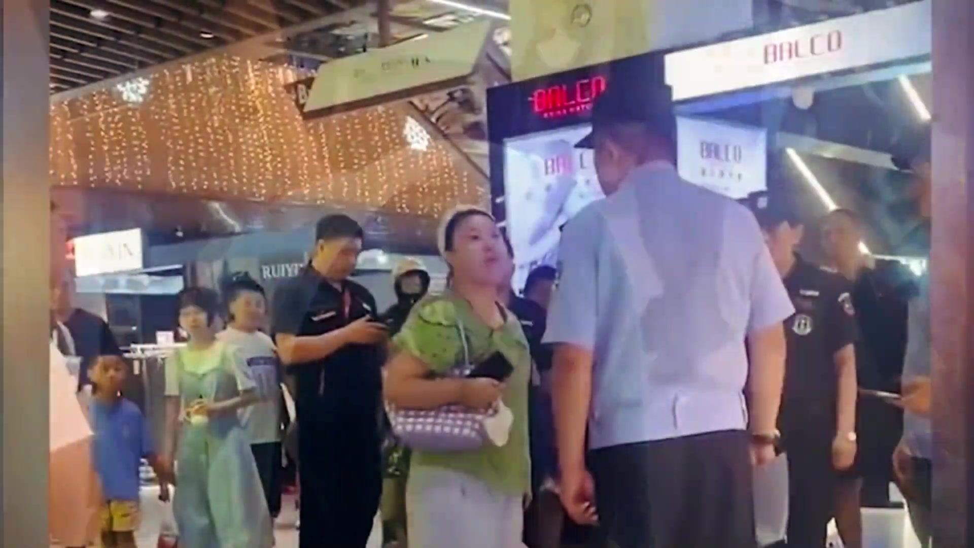 女子商场逛街随意扇耳光，民警来协调不服，又打又骂！