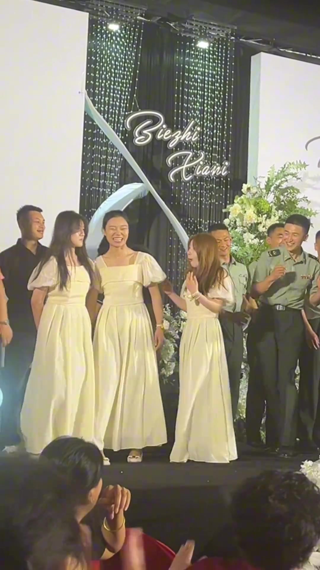 小姐姐都被几个兵哥哥撞晕啦