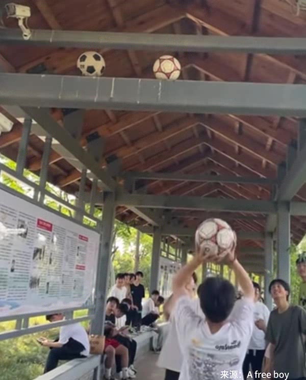 这是男生才能体会到的乐趣吧？课间时分还能这么玩