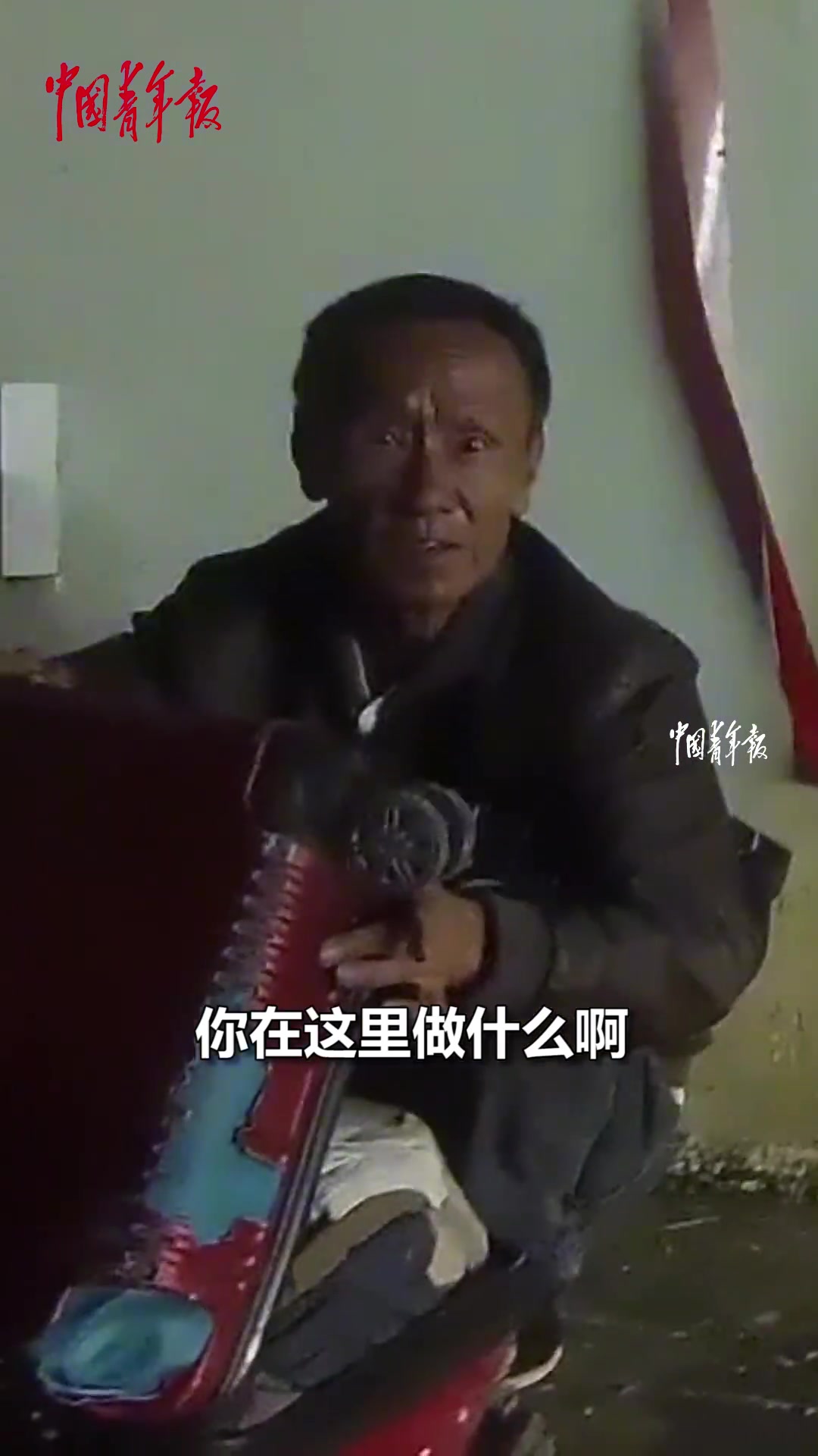 大叔走亲戚途中财物遗失身陷困境，交警发现后暖心相助