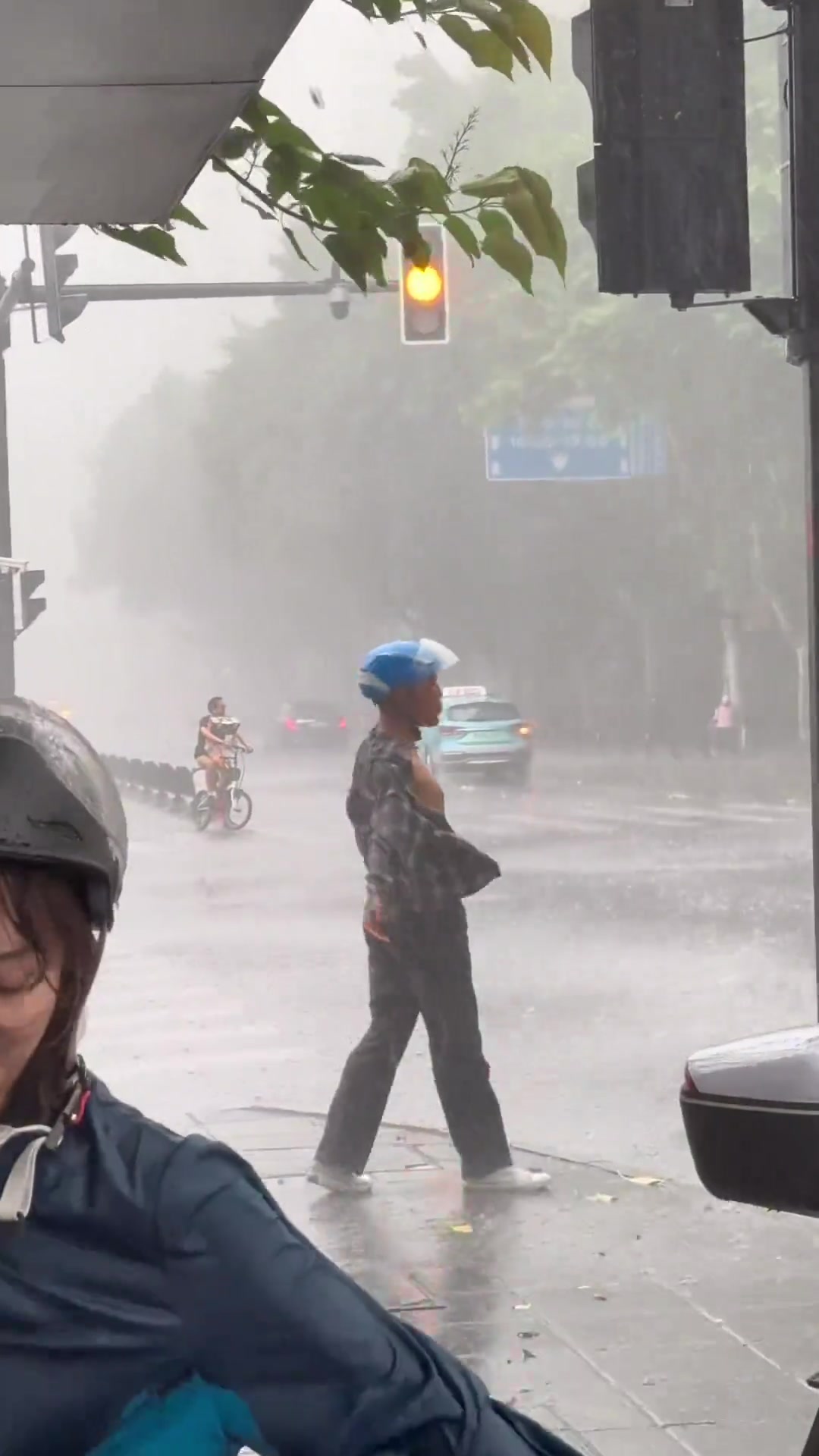 突如起来的暴雨，外卖小哥表现出了无尽的洒脱