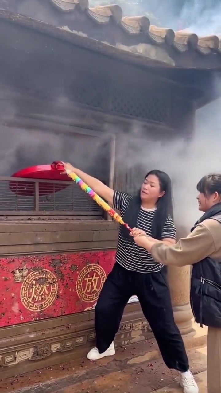 点个爆竹有这么难吗？三个人都搞不定