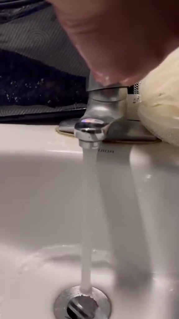 没热水能理解，但是倒吸是个什么道理？