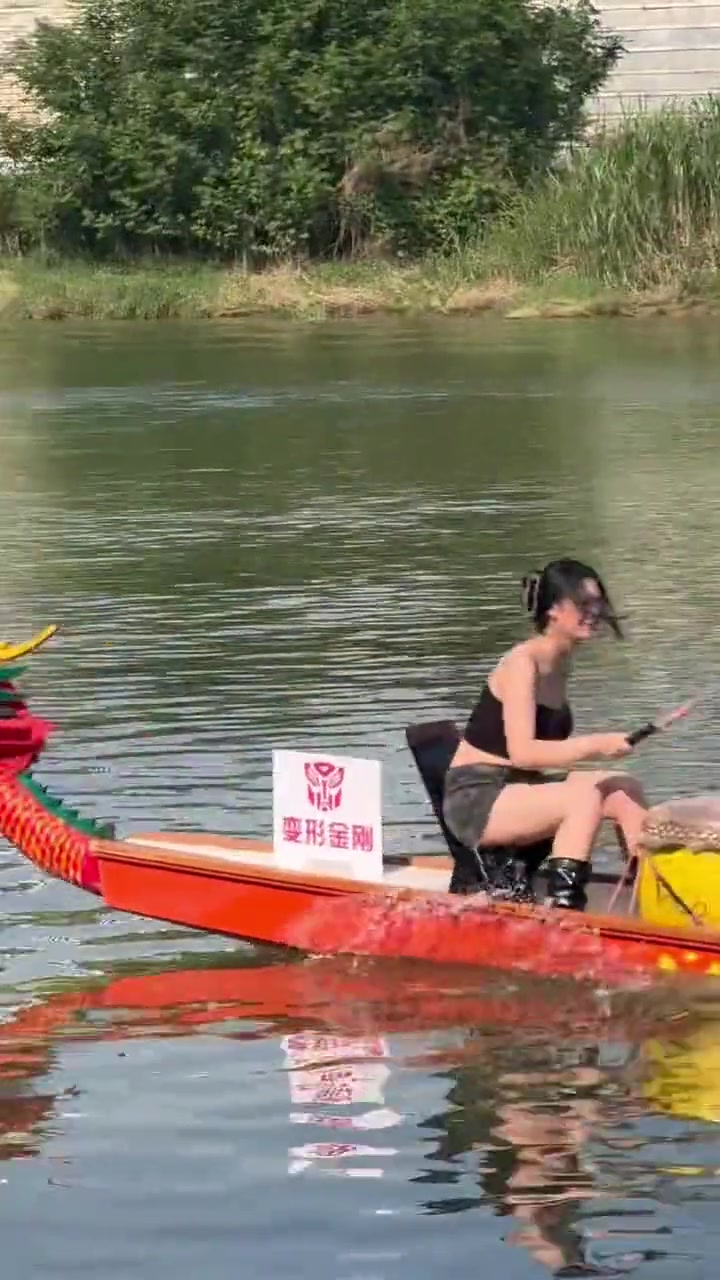 小姐姐担任龙舟鼓手， 这不得干劲十足呀